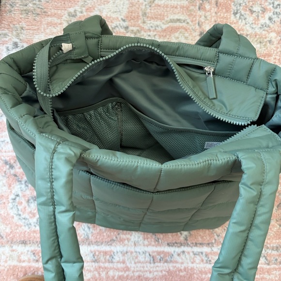 Lululemon Green (Eucalyptus) Quilted 12L Tote Bag - Picture 3 of 8